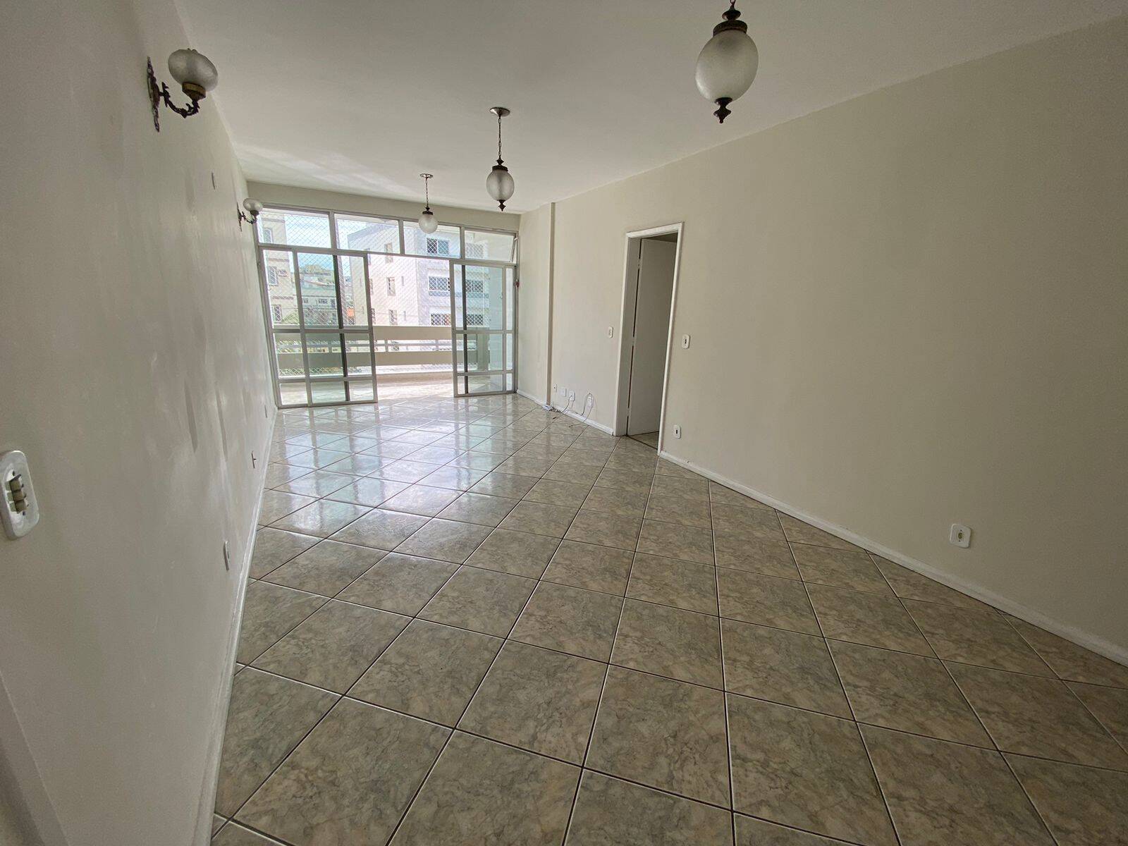 #2008 - Apartamento para Venda em Cabo Frio - RJ