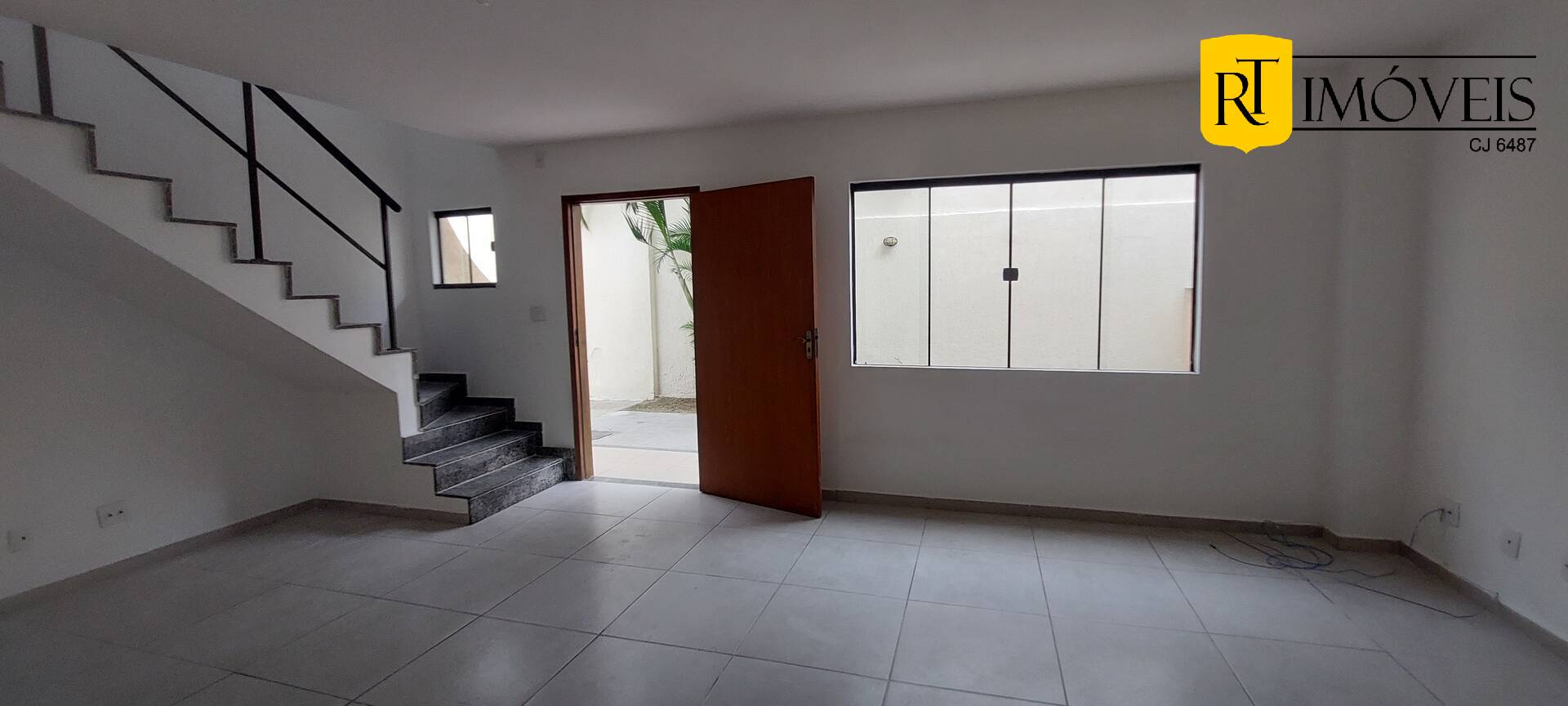 Casa à venda com 3 quartos, 118m² - Foto 1